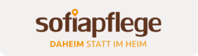 Logo mit dem Wort „sofiapflege“ in Braun, mit einer Standortnadel über dem i. Darunter steht DAHEIM STATT IM HEIM, wobei DAHEIM in Orange und STATT IM HEIM in Braun steht.