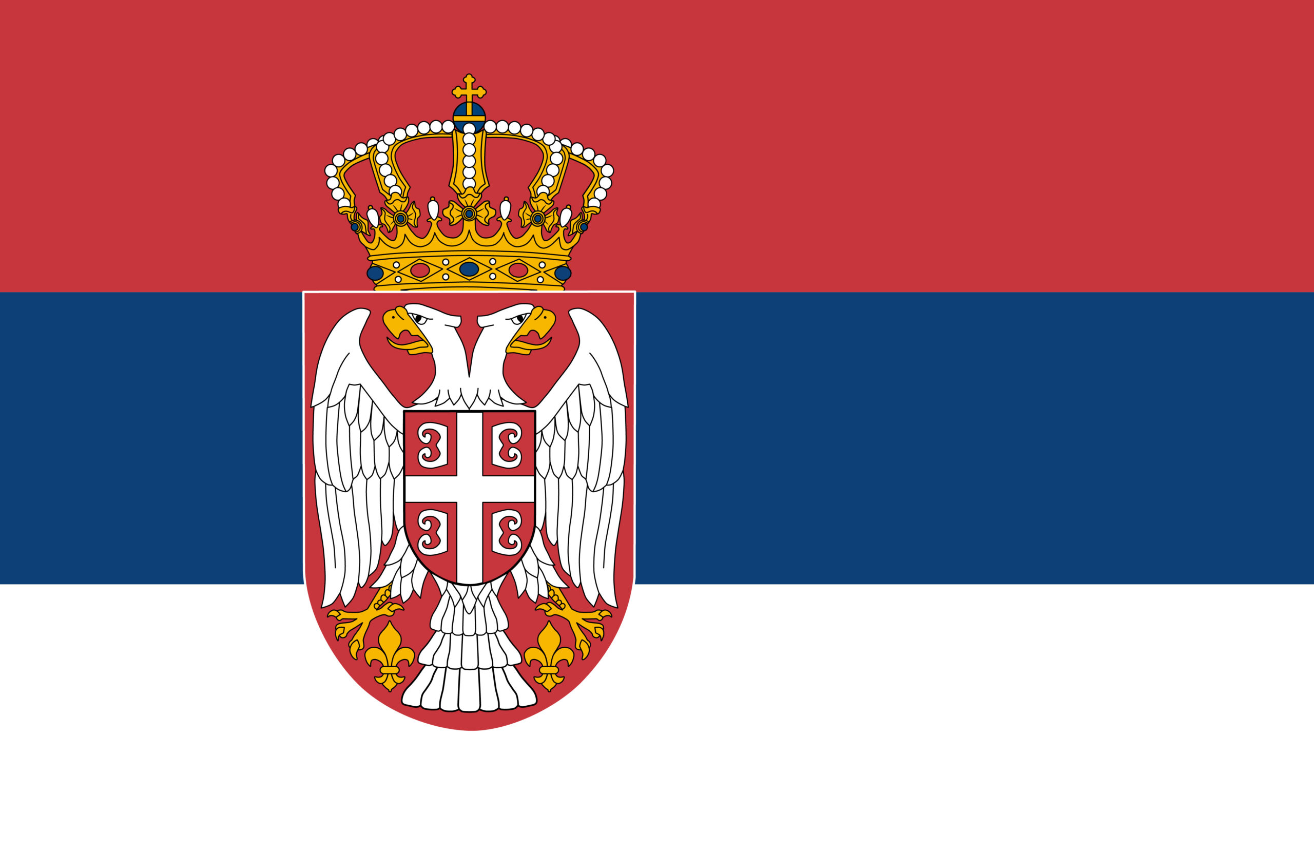 Die Flagge Serbiens mit horizontalen roten, blauen und weißen Streifen und einem Wappen mit einem doppelköpfigen weißen Adler und einer Krone in der Mitte auf der linken Seite.