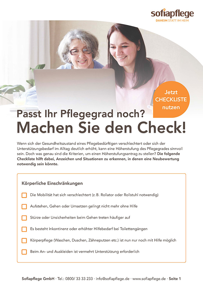 Eine lächelnde Frau und eine Pflegekraft prüfen gemeinsam die Unterlagen. Der Flyer wirbt für eine Checkliste zur Beurteilung des Pflegebedarfs mit orangefarbenen Markierungen und einer Liste körperlicher Einschränkungen, die auf einen erhöhten Pflegebedarf hinweisen können.