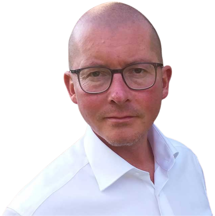 Johannes Vogt, ein Mann mit rasiertem Kopf und Brille, der ein weißes Hemd mit Kragen trägt, blickt mit neutralem Blick direkt in die Kamera. Der Hintergrund ist transparent.