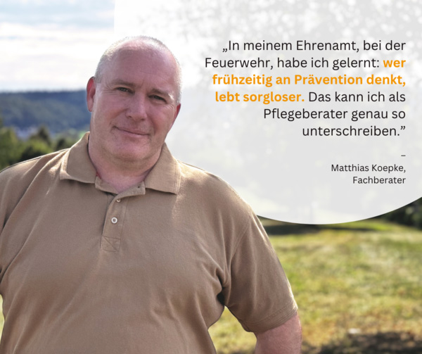 Matthias Koepke - Ein Mann mittleren Alters in einem beigen Polohemd steht im Freien in einer natürlichen Umgebung. Neben ihm steht ein deutsches Zitat über Prävention und Pflegeberatung, das Matthias Koepke, Fachberater, zugeschrieben wird.