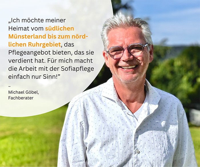 Michael Göbel - Ein lächelnder Mann mit grauem Haar und Brille steht an einem sonnigen Tag im Freien. Links neben ihm steht ein Zitat von Michael Göbel, Fachberater, über seine Motivation, in der Altenpflege zu arbeiten.