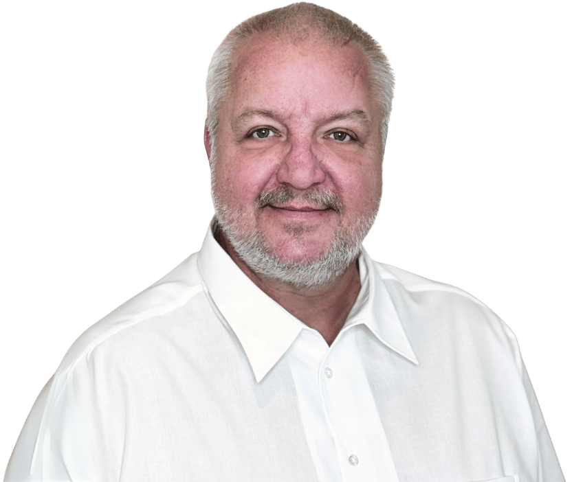 Oliver Mielchen - Ein Mann mittleren Alters mit kurzen grauen Haaren und einem Bart lächelt leicht. Er trägt ein weißes Button-up-Hemd und steht vor einem schlichten weißen Hintergrund.