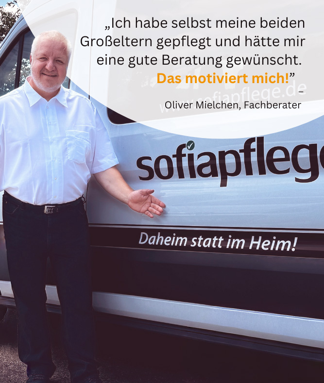 Oliver Mielchen, ein lächelnder Mann steht neben einem weißen Lieferwagen mit der Aufschrift Sofiapflege und Daheim statt im Heim! Darüber steht ein Zitat: Das motiviert mich! von Oliver Mielchen, Fachberater.