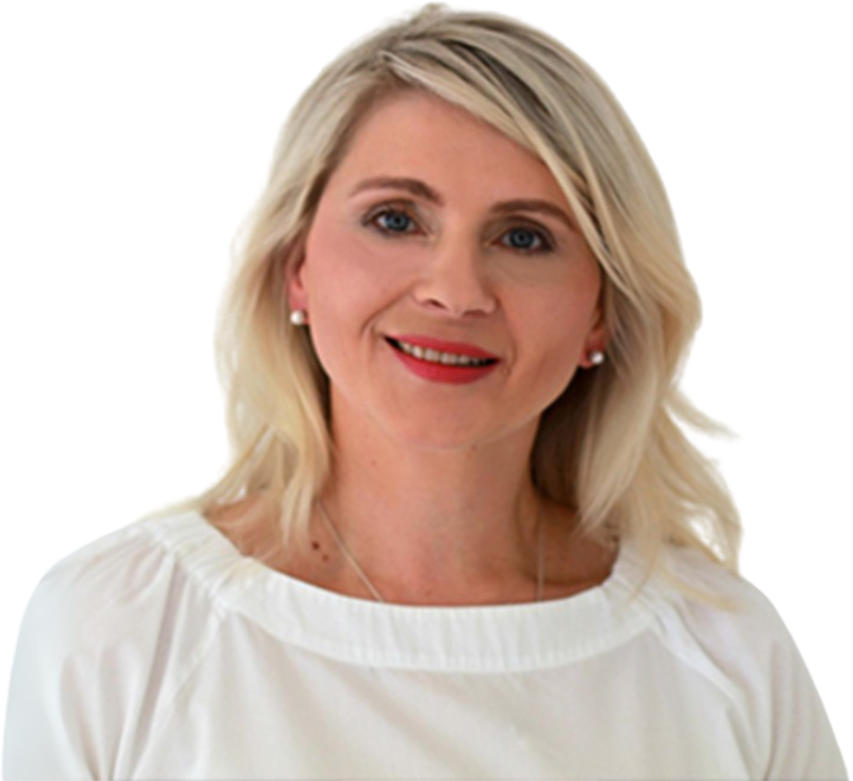 Valentina Nikonova, eine Frau mit hellblondem Haar, die eine weiße Bluse und kleine Perlenohrringe trägt, lächelt in die Kamera vor einem schlichten Hintergrund.