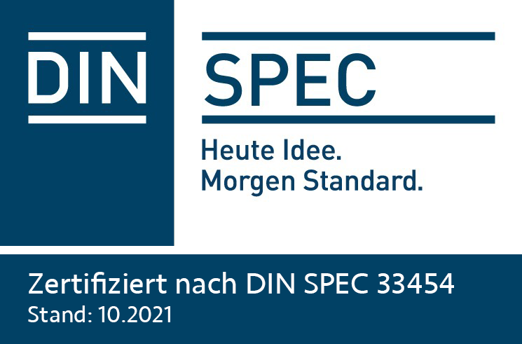 DIN SPEC-Logo mit dem Text: Heute Idee. Morgen Norm. Darunter steht Zertifiziert nach DIN SPEC 33454 Stand: 10.2021 auf einem dunkelblauen Hintergrund, der die Einhaltung der DIN SPEC 33454-Normen hervorhebt.